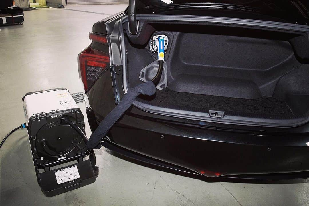 SUGIZOさんのインスタグラム写真 - (SUGIZOInstagram)「My Favorite Things. HONDA POEWR EXPORTER 9000.  そして燃料電池車を使用してライヴすることが最重要課題。 そのためにはこの高性能コンバーターが必須。 環境に優しく、音は抜群にクオリティーが上がる。メリットばかり。 全楽器が水素電源で鳴らせているにすぎないまだまだ実験段階だけど、LUNA SEAとしてもソロとしてもこの数年間確実に成功を積み上げてきた。 近い将来、燃料電池によるライヴが音楽シーンにとって特別なものではなくなることを、心から願って已まない。 そして。 いつか起こる災害時に燃料電池車が電源として利用できることが重要で、そこを視野に入れて購入した。 仕事でもプライベートでも今後威力を発揮することは間違いない。  Photo by Keiko TANABE.」1月21日 23時57分 - sugizo_official