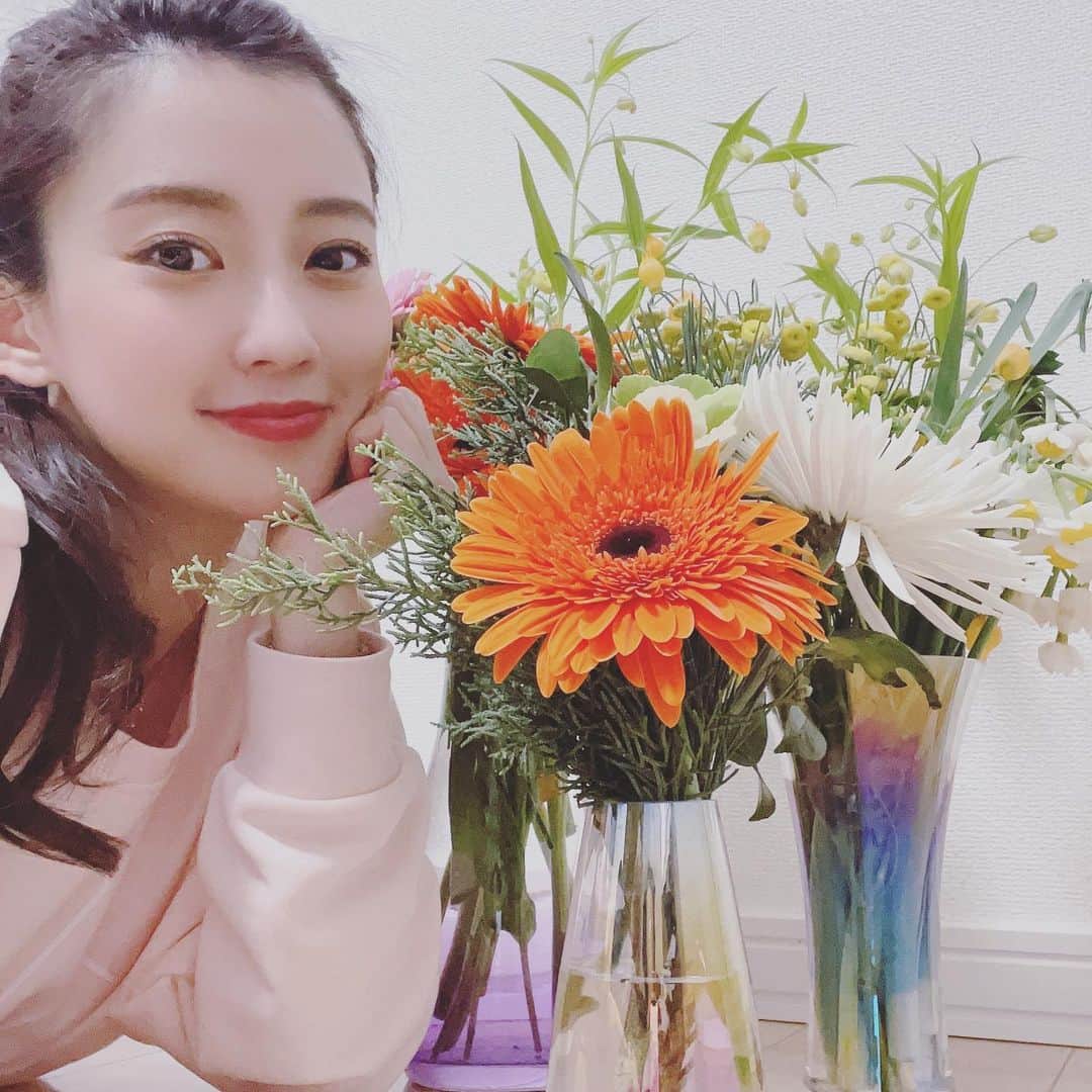 段文凝のインスタグラム：「仕事終わって花いっぱいもらったよ 💐🌼🌸嬉しいいいいい😊 香り、彩り、生き生きさを感じるからね〜ありがとう(｡◠‿◠｡✿)ぅんぅん  #おやすみなさい #はな #いやされる」