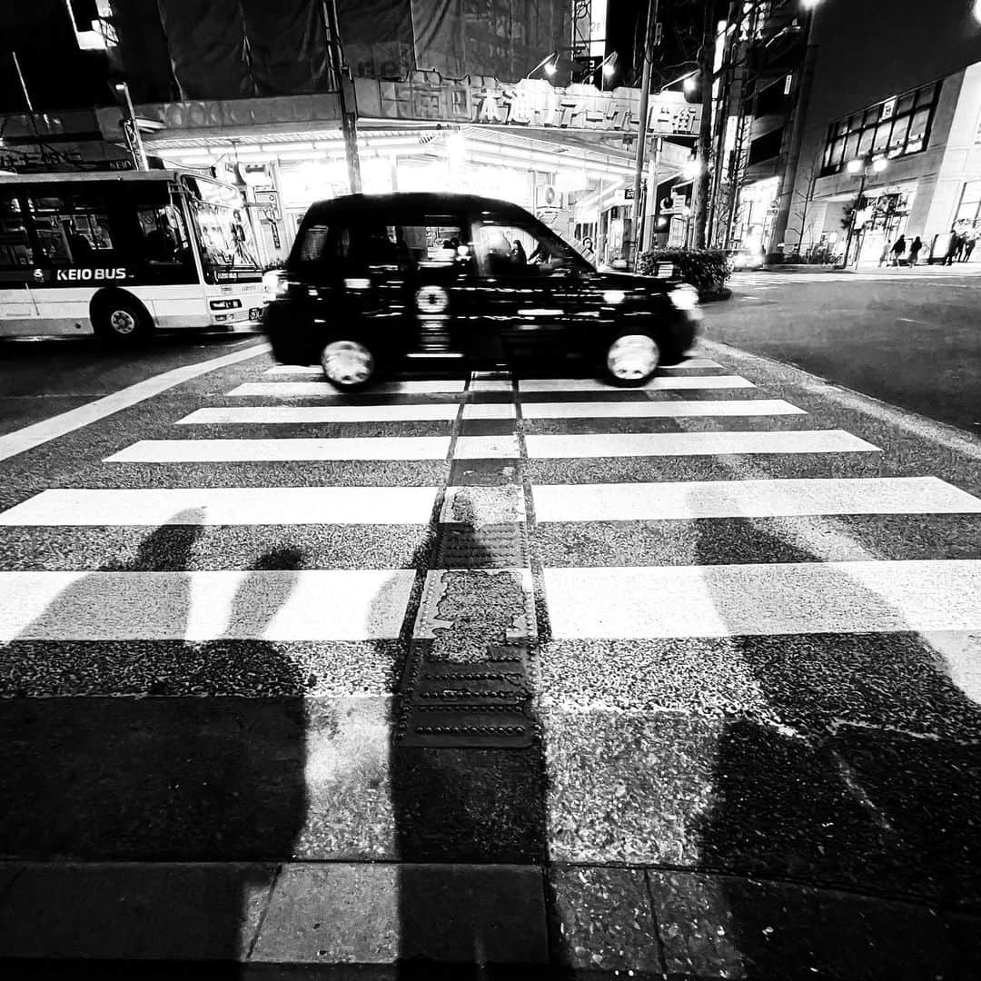 naotakeのインスタグラム：「横断歩道 - A crosswalk / iPhone 12 Pro Max & Snapseed, 20210122 . . どうやらイライラすると甘いものを貪り食う癖があるらしい（いまさら気付く）。 . . #spicollective #royalsnappingartists #infamous_family #rsa_main #infinity_photo_cult #jp_gallery_member #jp_gallery_bnw #trb_bnw #wp_bnw  #bnw_life #bnwlife_member #bnw_life_shots #bnw_captures #world_bnw #top_bnw #team_jp_ #team_jp_モノクロ #ig_energy_bw #ig_nihon #streetphotographybnw #igersjp #blackandwhite #bnw #bnwphoto #monochrome #bw #bnwphotography #ShotOniPhone #shotoniphone12promax」