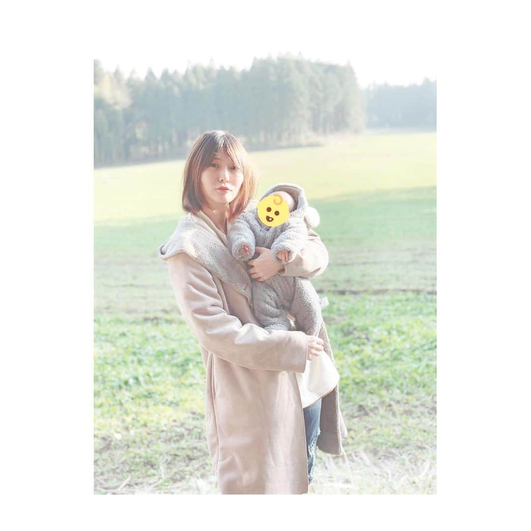 大崎みらいのインスタグラム：「、 お久しぶりです！ 知らん間に新年明けてから あっという間に日々が過ぎてました びっくり。笑 、 我が子も1ヶ月を迎え お散歩が許されましたﾜｰｲ 、 実家から歩いて、 畑を抜けると 一面菜の花畑ー！！ まだ緑だけどー！！ 、 5月くらいかな？ たのしみです😆 、 いい気分転換になったよ🥺 、 天気も良くて きもちよかった〜😄 、 、 、 #お散歩 #菜の花 #田舎暮らし #サロンモデル #作品撮り  #撮影モデル #モデル  #美容師さんと繋がりたい  #ポートレート撮影 #自撮り女子  #イベントコンパニオン  #被写体モデル #インフルエンサー #ママライフ #新米ママ」