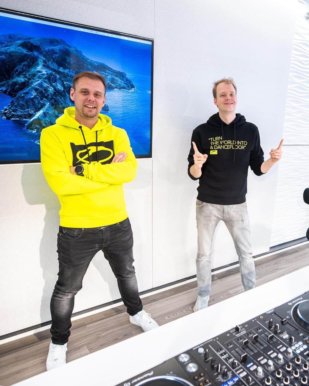 Armin Van Buurenのインスタグラム：「Trance Family, we're closing in on the very end of the #ASOTTop1000. We will be counting down the last 50 tracks as voted by you, LIVE from the @asotlive studio! Tune in via the #linkinbio to not miss a thing. 😄」