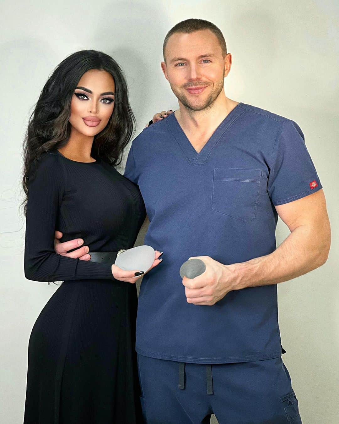 のインスタグラム：「Я знаю, что среди моих подписчиков есть огромное количество девушек, мечтающих изменить свою внешность к лучшему, и я хочу приблизить Вас к мечте! 🤍🕊 Как Вы уже знаете Я выбираю проверенных и лучших специалистов в своём деле! И сегодня Я с гордостью знакомлю Вас с моим шикарным пластическим хирургом и другом Юрием Алексеевичем Качина @yurikachina888, который 1,5 года назад довёл мою прекрасную попочку до совершенства! 🍑🔝 Результат вы видите сами.  Так вот, Я совместно с Юрием :  🖤🎁 ДАРИМ 3 сертификатa на ПЛАСТИКУ 🎁🖤 ⠀ ✔️первое место-сертификат на 100.000₽ ✔️второе место-сертификат на 50.000₽ ✔️третье место-сертификат  50.000₽    Условия конкурса очень просты: ♥ Пиши слово «ХОЧУ» в комментариях! ♥ Отметь трёх подруг под этим постом! ♥ Обязательно нужно подписаться на три аккаунта Юрия Алексеевича:  @yurikachina888  @dr.plastik.kachina  @kachinayury_surgeon   P.S. Чем больше комментариев Вы оставите, тем больше у Вас шансов на победу! ⠀ 🎈‼️ А 31 Января на аккаунте @yurikachina888 в прямом эфире, доктор вместе со мной случайным образом выберем трёх победителей!  Время эфира я сообщу заранее!  Желаю всем удачи! Поехали!!! ♥️ 💫✨✨ ⠀ ⠀ #пластическийхирург #пластическийхирургмосква  #увеличениегруди #абдоминопластика #подтяжкалица #реэндопротезирование #торсопластика #липофилинг #липосакция #маммопластика #ринопластика #липоскульптурирование」