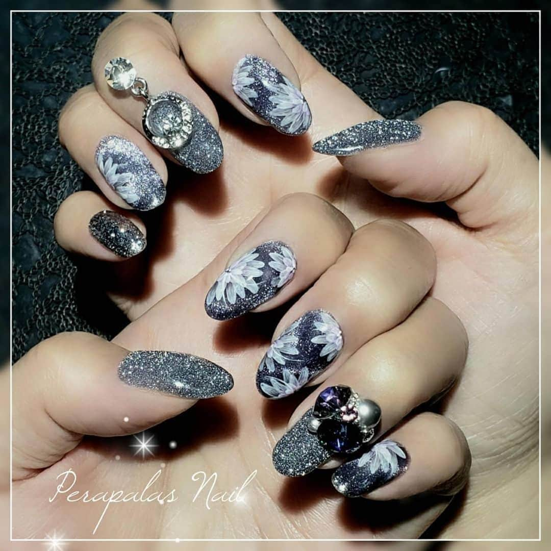 Icegel Nailさんのインスタグラム写真 - (Icegel NailInstagram)「*국내에서는 병타입으로 판매됩니다❤️  아이스젤 온오프젤 1205 밤하늘처럼 반짝이는 반사젤 위에 라얀 꽃이 피었네용🤩🤩🤩  Repost @perapalasnail ・・・  ﻿ 𝕊𝕙𝕚𝕟𝕚𝕟𝕘 𝔽𝕝𝕠𝕨𝕖𝕣 ℕ𝕒𝕚𝕝𝕤💅﻿ ﻿ 新発売のON/OFFジェル、昨年一世風靡したスターギャラクシージェル、そして2月上旬に発売予定のクレオパトラジェルを使用しています💜﻿ ﻿ ICEGELのキラキラ系は、他シリーズと一緒に使ってもまとまります❗﻿ ﻿ 奥行き感のあるフラワーネイルのベースはスターギャラクシージェルを使ってマグネットアートをしています。 更にエッジにクレオパトラジェルで輝きをプラス✨﻿ ﻿ そして、アートの合わせに困った時にオススメなのが、オンオフジェルです！﻿ フラッシュを当てない時は上品な輝くラメなので、使いやすいです😊💕﻿ もちろんフラッシュを当ててもキレイです。 ﻿ 🖌️1158.1197.1205.ST403.UW003﻿ ﻿﻿﻿﻿﻿ ﻿ @icegel_japan﻿﻿﻿﻿﻿﻿﻿﻿﻿﻿﻿﻿﻿﻿ @icegelnail﻿﻿﻿﻿﻿﻿﻿﻿﻿ #flashonoffgel ﻿﻿﻿ #onoffgel ﻿﻿﻿ #フラッシュオンオフジェル ﻿﻿﻿﻿﻿﻿﻿﻿﻿﻿﻿﻿﻿ #icegel_クレオパトラジェル ﻿ #スターギャラクシージェル ﻿ ﻿﻿﻿﻿﻿ #perapalasnail ﻿﻿﻿﻿﻿﻿﻿﻿﻿﻿﻿﻿﻿﻿ #ペラパラスネイル﻿﻿﻿﻿﻿﻿﻿﻿﻿﻿﻿﻿﻿﻿ ﻿﻿#icegeleducator ﻿﻿﻿﻿﻿ #アイスジェルエデュケーター ﻿﻿﻿﻿﻿ ﻿﻿﻿﻿﻿ #icegel﻿﻿﻿﻿﻿﻿﻿﻿﻿﻿ ﻿﻿﻿﻿ #icegel_japan﻿﻿﻿﻿﻿﻿﻿﻿﻿﻿ ﻿﻿﻿﻿ #icegelnail﻿﻿﻿﻿﻿ ﻿﻿﻿﻿ #モニターネイリスト2021winter﻿﻿﻿﻿﻿ #アイスジェル﻿﻿﻿﻿﻿﻿﻿﻿﻿﻿﻿﻿﻿ ﻿#ネイルアート﻿﻿﻿﻿﻿﻿﻿﻿﻿﻿﻿﻿﻿ #ネイルデザイン﻿﻿﻿﻿﻿﻿﻿﻿﻿ ﻿﻿﻿﻿﻿﻿﻿ #フラッシュネイル﻿ ﻿﻿﻿﻿﻿ #flashnails ﻿﻿　﻿﻿ #フラワーネイル ﻿﻿ #flowernails ﻿ #大人ネイル ﻿﻿﻿﻿﻿ ﻿ ﻿﻿﻿﻿﻿﻿﻿﻿﻿﻿﻿ #네일아트 #네일 ﻿﻿﻿﻿﻿﻿﻿﻿﻿﻿﻿ #비쥬아트 #비쥬네일﻿﻿﻿﻿﻿﻿﻿﻿﻿﻿﻿﻿ #美甲 #美爪 ﻿﻿﻿﻿﻿﻿﻿﻿﻿﻿﻿ #нейларт #เพ้นท์เล็บ ﻿﻿﻿﻿﻿﻿﻿﻿﻿﻿﻿﻿﻿ #京都プライベートサロン﻿﻿﻿﻿ ﻿ ﻿」1月22日 0時09分 - icegelnail