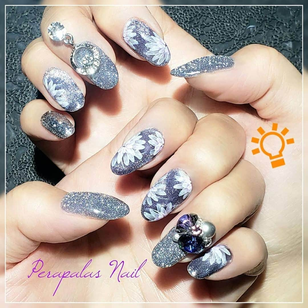 Icegel Nailさんのインスタグラム写真 - (Icegel NailInstagram)「*국내에서는 병타입으로 판매됩니다❤️  아이스젤 온오프젤 1205 밤하늘처럼 반짝이는 반사젤 위에 라얀 꽃이 피었네용🤩🤩🤩  Repost @perapalasnail ・・・  ﻿ 𝕊𝕙𝕚𝕟𝕚𝕟𝕘 𝔽𝕝𝕠𝕨𝕖𝕣 ℕ𝕒𝕚𝕝𝕤💅﻿ ﻿ 新発売のON/OFFジェル、昨年一世風靡したスターギャラクシージェル、そして2月上旬に発売予定のクレオパトラジェルを使用しています💜﻿ ﻿ ICEGELのキラキラ系は、他シリーズと一緒に使ってもまとまります❗﻿ ﻿ 奥行き感のあるフラワーネイルのベースはスターギャラクシージェルを使ってマグネットアートをしています。 更にエッジにクレオパトラジェルで輝きをプラス✨﻿ ﻿ そして、アートの合わせに困った時にオススメなのが、オンオフジェルです！﻿ フラッシュを当てない時は上品な輝くラメなので、使いやすいです😊💕﻿ もちろんフラッシュを当ててもキレイです。 ﻿ 🖌️1158.1197.1205.ST403.UW003﻿ ﻿﻿﻿﻿﻿ ﻿ @icegel_japan﻿﻿﻿﻿﻿﻿﻿﻿﻿﻿﻿﻿﻿﻿ @icegelnail﻿﻿﻿﻿﻿﻿﻿﻿﻿ #flashonoffgel ﻿﻿﻿ #onoffgel ﻿﻿﻿ #フラッシュオンオフジェル ﻿﻿﻿﻿﻿﻿﻿﻿﻿﻿﻿﻿﻿ #icegel_クレオパトラジェル ﻿ #スターギャラクシージェル ﻿ ﻿﻿﻿﻿﻿ #perapalasnail ﻿﻿﻿﻿﻿﻿﻿﻿﻿﻿﻿﻿﻿﻿ #ペラパラスネイル﻿﻿﻿﻿﻿﻿﻿﻿﻿﻿﻿﻿﻿﻿ ﻿﻿#icegeleducator ﻿﻿﻿﻿﻿ #アイスジェルエデュケーター ﻿﻿﻿﻿﻿ ﻿﻿﻿﻿﻿ #icegel﻿﻿﻿﻿﻿﻿﻿﻿﻿﻿ ﻿﻿﻿﻿ #icegel_japan﻿﻿﻿﻿﻿﻿﻿﻿﻿﻿ ﻿﻿﻿﻿ #icegelnail﻿﻿﻿﻿﻿ ﻿﻿﻿﻿ #モニターネイリスト2021winter﻿﻿﻿﻿﻿ #アイスジェル﻿﻿﻿﻿﻿﻿﻿﻿﻿﻿﻿﻿﻿ ﻿#ネイルアート﻿﻿﻿﻿﻿﻿﻿﻿﻿﻿﻿﻿﻿ #ネイルデザイン﻿﻿﻿﻿﻿﻿﻿﻿﻿ ﻿﻿﻿﻿﻿﻿﻿ #フラッシュネイル﻿ ﻿﻿﻿﻿﻿ #flashnails ﻿﻿　﻿﻿ #フラワーネイル ﻿﻿ #flowernails ﻿ #大人ネイル ﻿﻿﻿﻿﻿ ﻿ ﻿﻿﻿﻿﻿﻿﻿﻿﻿﻿﻿ #네일아트 #네일 ﻿﻿﻿﻿﻿﻿﻿﻿﻿﻿﻿ #비쥬아트 #비쥬네일﻿﻿﻿﻿﻿﻿﻿﻿﻿﻿﻿﻿ #美甲 #美爪 ﻿﻿﻿﻿﻿﻿﻿﻿﻿﻿﻿ #нейларт #เพ้นท์เล็บ ﻿﻿﻿﻿﻿﻿﻿﻿﻿﻿﻿﻿﻿ #京都プライベートサロン﻿﻿﻿﻿ ﻿ ﻿」1月22日 0時09分 - icegelnail