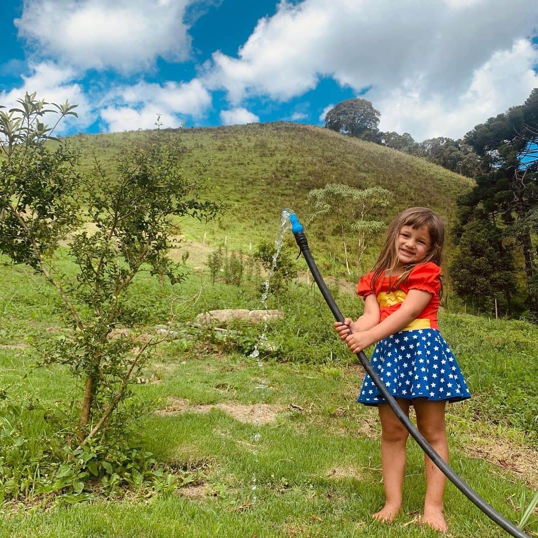 Yanna Lavigne 稲垣アンのインスタグラム：「Crianças aprendem atitudes 🍃  Quando parar para perceber ela estará brincando de mulher maravilha, regando árvores 🌳 💚」