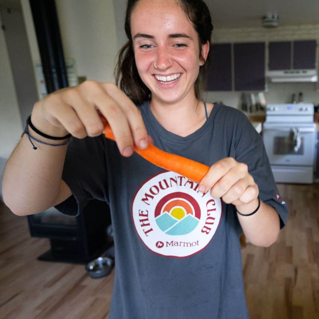 マーモットのインスタグラム：「Marmot Club Ambassador @benkitchingphotography and company layout their go-to snack prep for the trail. It's easy to get bogged down with what to pack for a day outside all the while trying to keep it healthy.   Here's his recipe for trail fruit snacks!   1 cup fruit 1/4 cup veggies  1/4-1/2 cup real fruit juice 2 tbsp honey 3 tbsp gelatin   Blend the fruit, veggies, and juice first. Then, add a squeeze of honey. Once blended, transfer to a saucepan and whisk in gelatin. Place on medium heat until smooth. DO NOT ALLOW IT TO BOIL! Finally, pour your mix into silicone molds and place in the fridge for at least two hours.   #marmotclubambassador #whatsyourfuel   Photos: @benkitchingphotography」
