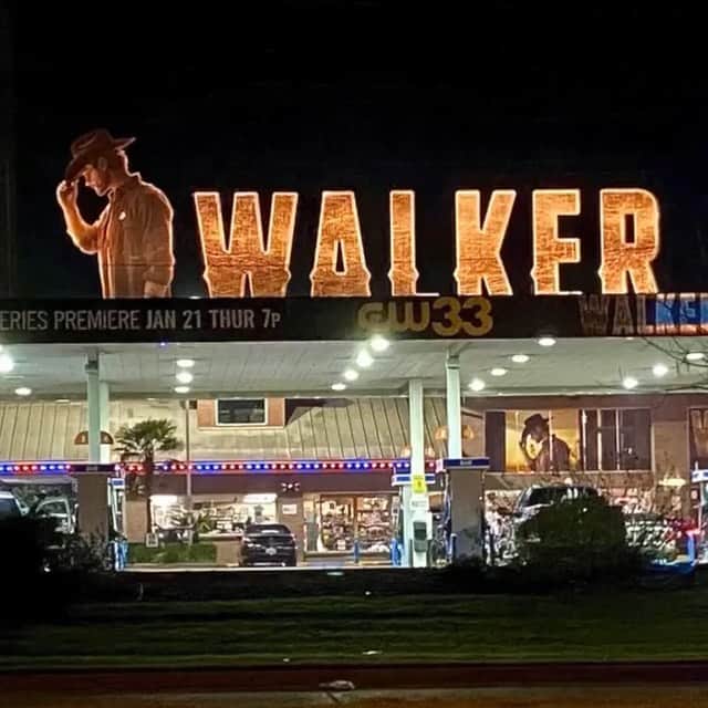 リンジー・モーガンのインスタグラム：「Everything’s bigger in Texas. WALKER @thecwwalker premiering tonight @thecw @ 8/7c」