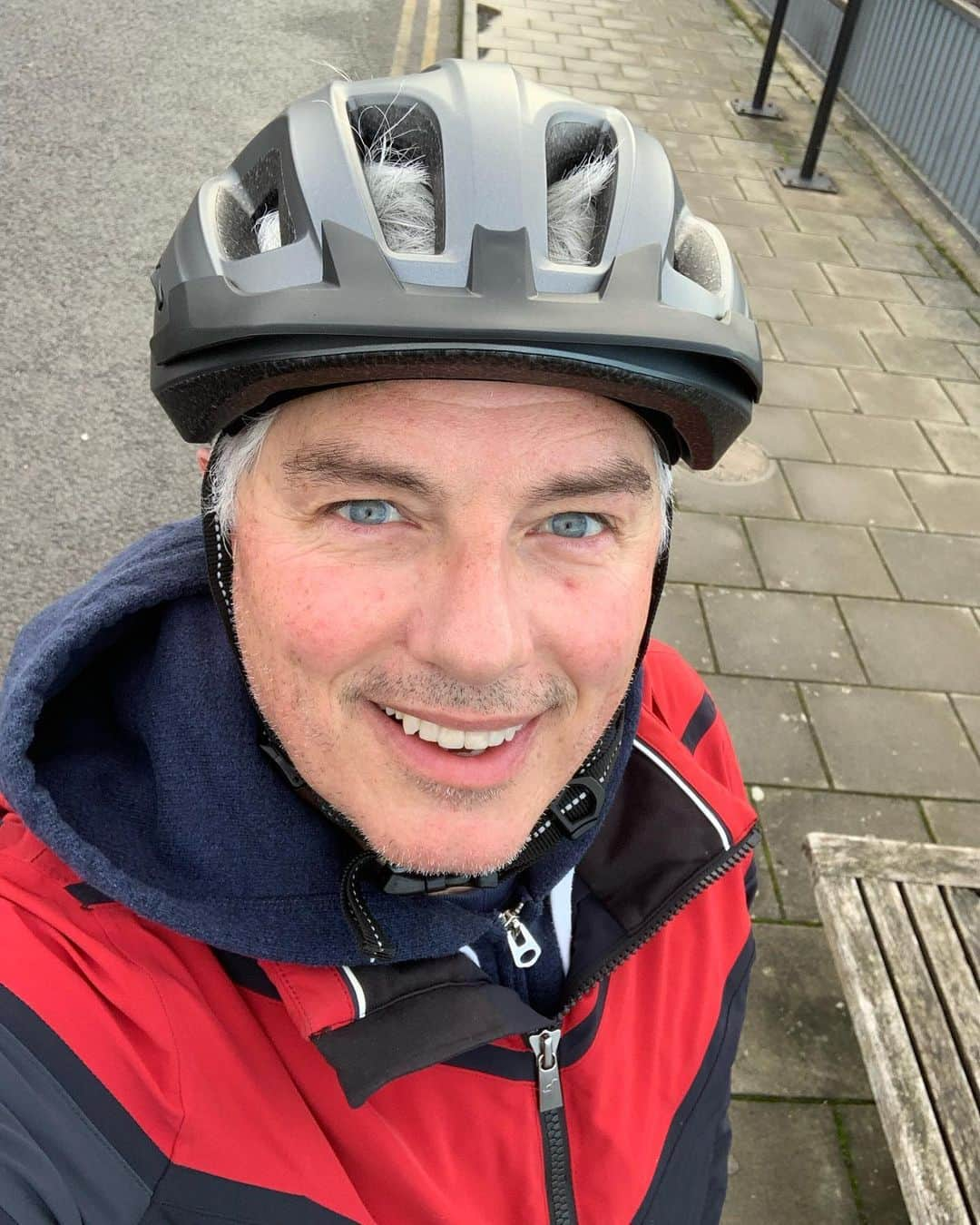 ジョン・バロウマンさんのインスタグラム写真 - (ジョン・バロウマンInstagram)「I’m on my second circuit around Cardiff Bay. Jb . . #cycling #cardiff #stircrazy #wales #freezing」1月22日 0時14分 - johnscotbarrowman