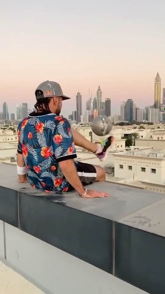 ショーン・ガルニエのインスタグラム：「Twentieth floor 😰 Have me or the ball fallen ? ... #risk #football @433 @coachnic_ @transformaltitude」