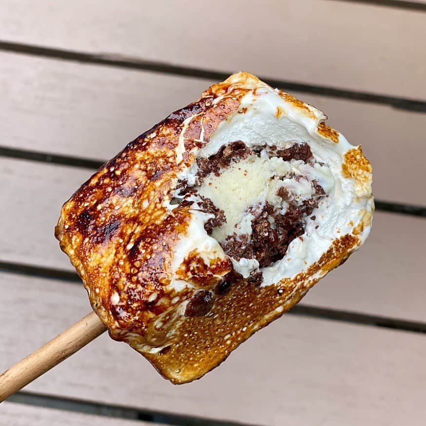 DOMINIQUE ANSEL BAKERYさんのインスタグラム写真 - (DOMINIQUE ANSEL BAKERYInstagram)「Taking a bite into our Frozen S’more: Madagascan vanilla ice cream in the center, surrounded by crunchy chocolate feuilletine and honey marshmallow that’s torched to order. 🔥」1月22日 0時20分 - dominiqueansel