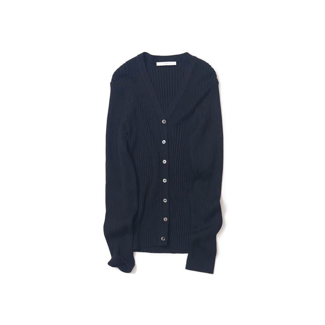 のインスタグラム：「・ K.Kshop ♦️Recommended♦️ ・ ♦︎ musaeg ムサグ / Vネックリブカーディガン(BLACK) ・ アクリル70%、ウール30%の程よい厚みと、程よく身体にフィットするＶネックのリブカーディガン。 Vネックの開きが女性らしく、デコルテラインを綺麗に見せてくれます。 ボタンを全部とめて一枚でも、また、羽織ものとしても活躍でき、様々なシーンに合わせて表情を変えてお楽しみ頂けます。 ・ #kkcloset #kkshop #菊池京子 #kyokokikuchi #コーディネート #スタイル　#coordinate #code #ootd #outfit #happy #style #春 #秋冬 #black #cardigan #カーディガン」