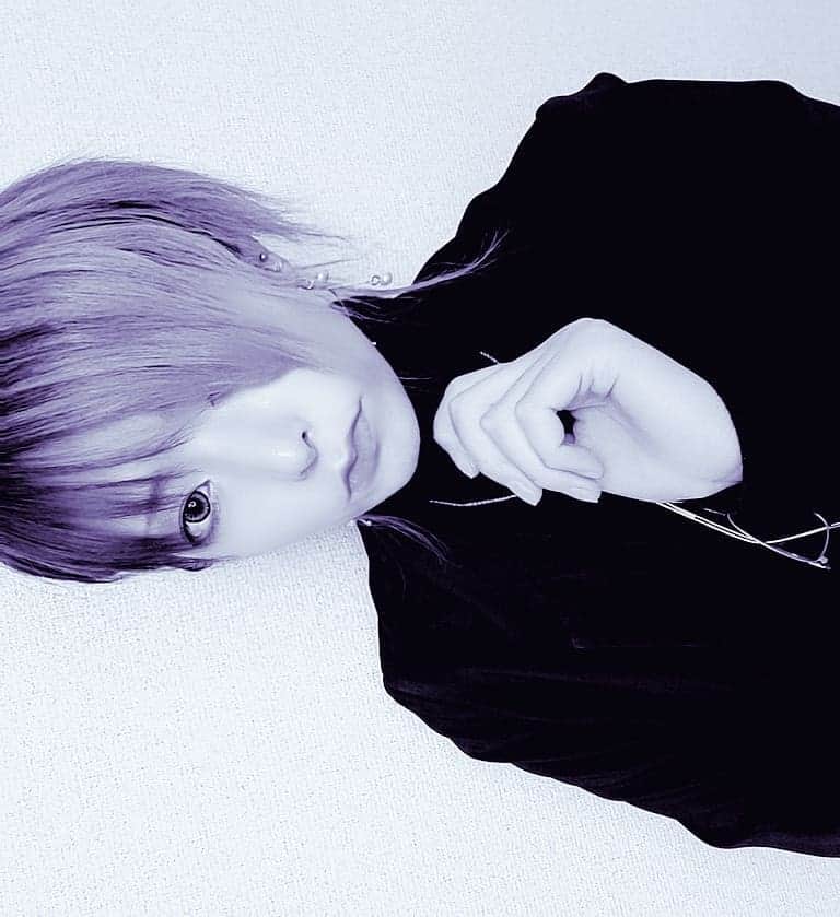 杉浦アヤカのインスタグラム：「結構前に離れてしまったファンの子がまさかの戻ってきてくれた。 でもずーと『ごめんなさいごめんないやっぱり好きなんです』って謝ってる。謝らんでいいのに 昔呟いたけど。必要な時に求めればいい。本人に必要がないなら離れればいい。好きな時に帰っておいでって。凄く嬉しいよ？おかえり🌸   #最愛 #おかえり #紫フィルター #エモい」
