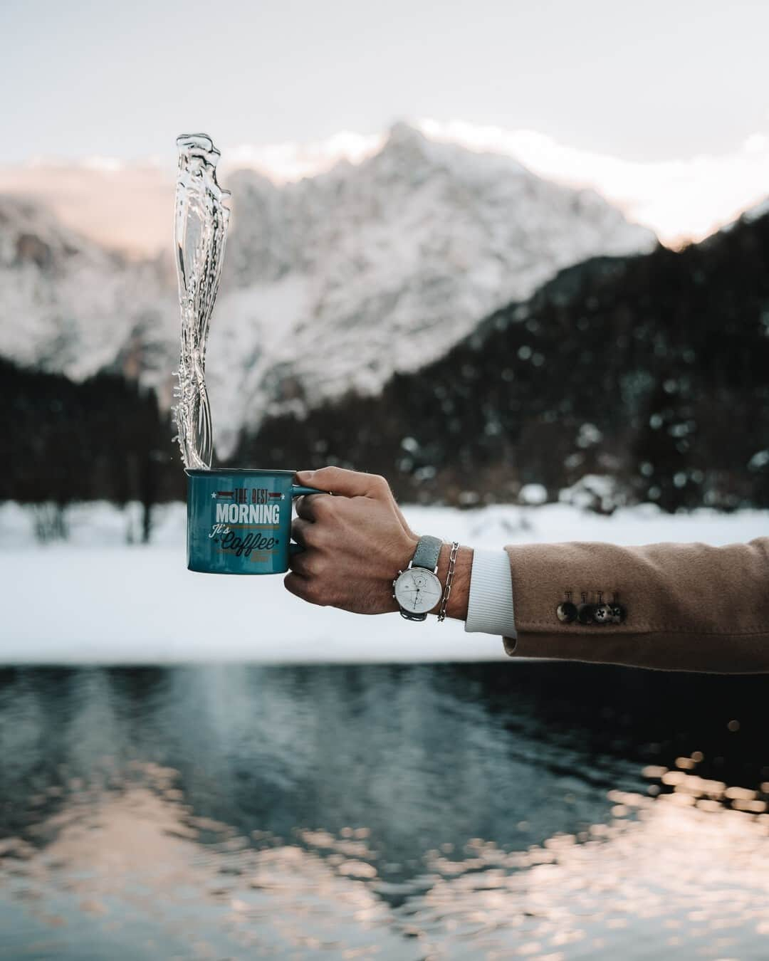 Kapten & Sonさんのインスタグラム写真 - (Kapten & SonInstagram)「No need for 'rise and shine' - just caffeine and then hope for the best. ☕️ @your_passage enjoying the morning wearing our watch Chrono Silver "Grey Vintage Leather". 🙌 #bekapten #kaptenandson⁠ .⁠ .⁠ .⁠ #kaptenandsonmen #coffee #mornings #exploring #travel #winter #adventure #trips」1月21日 15時30分 - kaptenandson