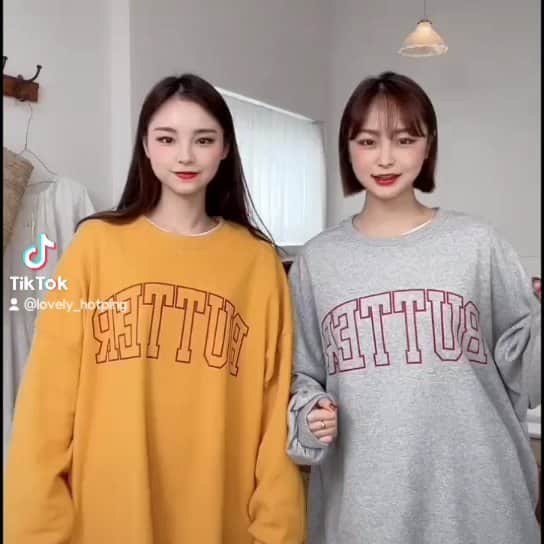 のインスタグラム：「先ほどインスタに上げたスウェットを着たユナちゃんとインハちゃん💓 韓国のTikTokで人気な문어송(タコソング)を踊ってみました～😊❤  かわいすぎまーす💕  HOTPING JAPAN公式インスタグラム→ ID : hotping_japan こちらもぜひチェックしてみてくださいね🎶 -  #tiktok #ティックトック #틱톡 #モデル」