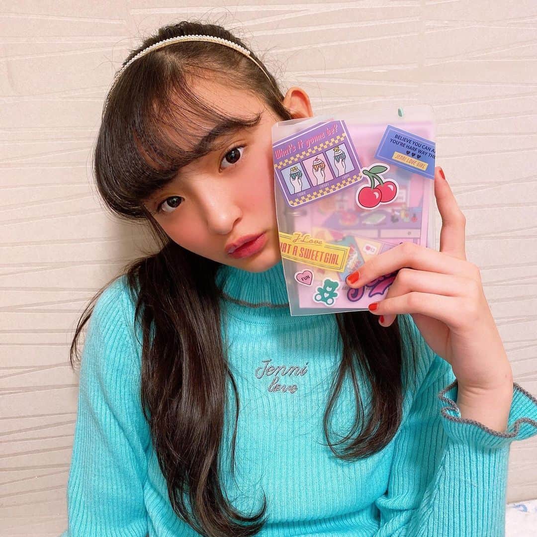 ニコ☆プチのインスタグラム：「メイのふろくの使い方！✨ ゴムでのアレンジ、ポップでかわいい😍🌈  ニコ☆プチ2月号のふろくはJenniのシステム手帳だよ😍とっても可愛くてポップなデザインで予定を書くのもワクワク楽しい❗️メイはお気に入りのJenniのゴムで止めてるよ👍楽しい予定をたくさん書きこんで、Happyな一年になりますように✨ みんなもたくさん使ってね❤️  #ニコプチ #ニコプチふろく #プチモのふろくの使い方  #ニコプチふろくのある生活  #ジェニィラブ #jennilove #ふろく #本多萌愛」