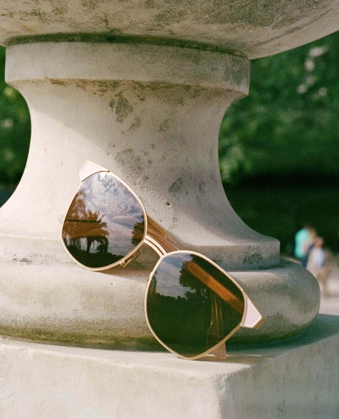 Meganさんのインスタグラム写真 - (MeganInstagram)「Zanzan MAZZINI sunglasses at Jardin du Luxembourg. ⁠ .⁠ .⁠ .⁠ .⁠ #JardinduLuxembourg #paris #サングラス #선글라스 #lunettes #occhiali #sunglasses #eyewear #handmadeinitaly #slowfashion #buybetterbuyless #zanzaneyewear」1月21日 15時35分 - zanzan_domus