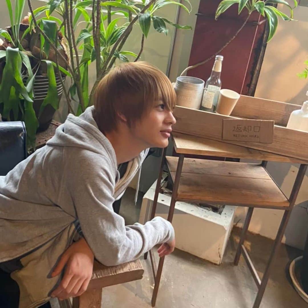 神尾楓珠のインスタグラム：「【NEWS】﻿ ﻿ #神尾楓珠さん﻿ 誕生日🎂﻿ おめでとうございます！﻿ ﻿ 22歳の楓珠くんにも﻿ たくさんいいことがありますように㊗️﻿ ﻿ ﻿ ﻿ #神尾楓珠誕生祭﻿ ﻿ #誕生日記念で﻿ #紫公開！﻿ #正面は﻿ #神尾楓珠カレンダー2021 で #茶髪のテーマは #年上の女性に依存してる男﻿ ﻿ ﻿」
