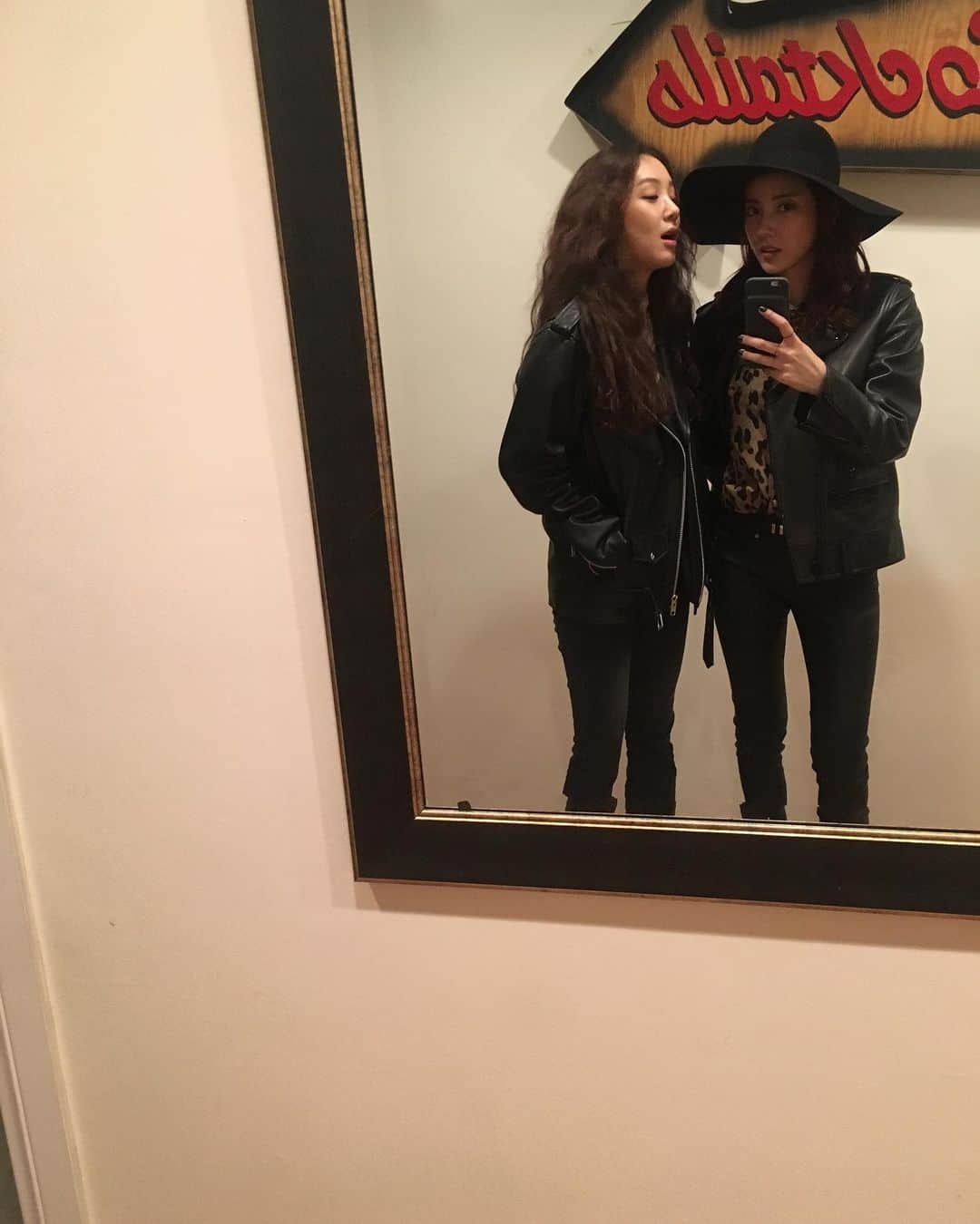 ソン・ダムビのインスタグラム：「사랑하는 려원언니 생일축하해 언니이자 친구 그리고 앞으로 삶을 같이할수 있어서 너무 행복해 언니의 삶에 늘 행복이 있기를 같이 멋있게 늙어가자 누구보다 축하해😍😍🙏🙏」
