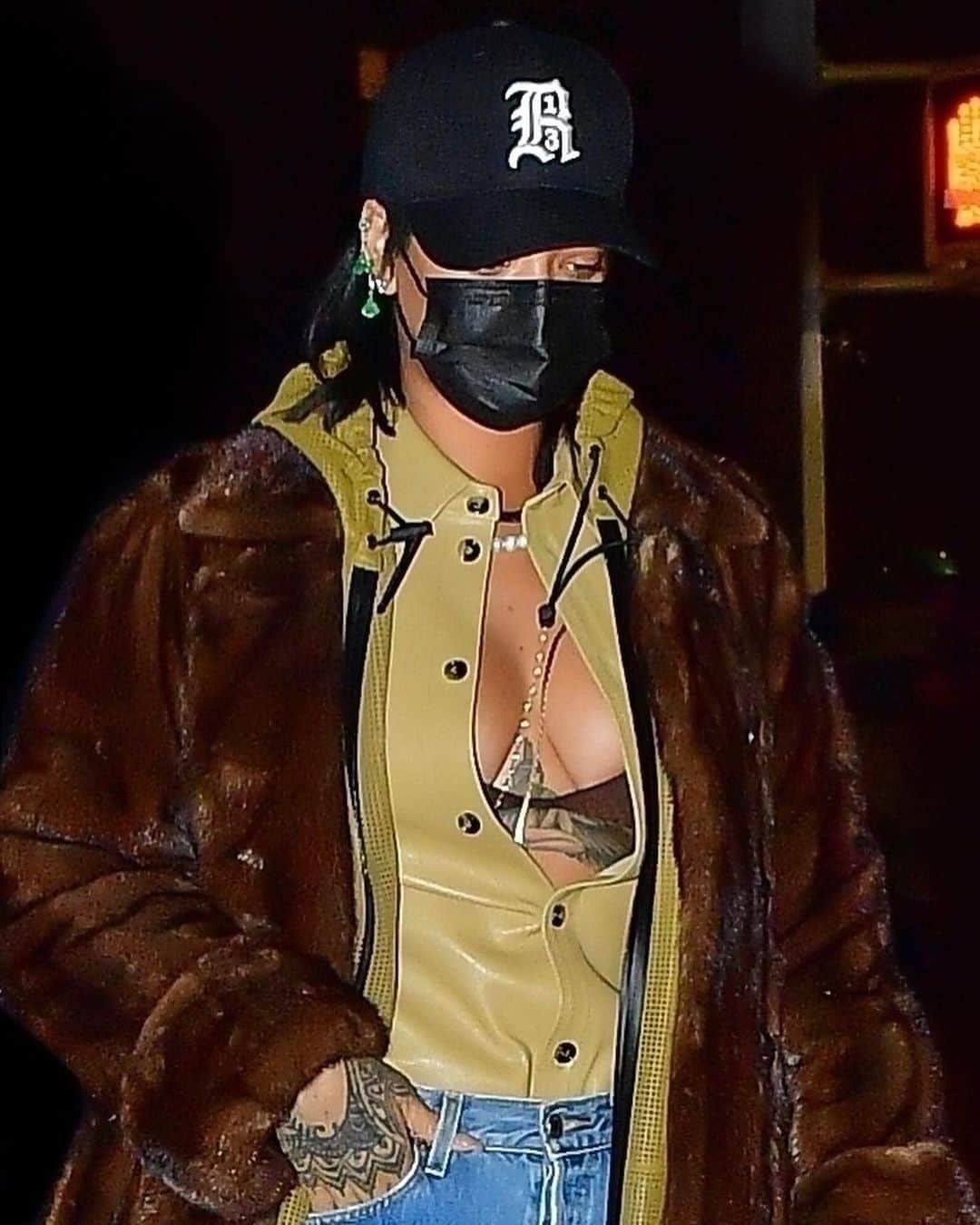 Just Jaredさんのインスタグラム写真 - (Just JaredInstagram)「Rihanna (@badgalriri) turns the street into her runway while heading to dinner with friends! #Rihanna Photos: Backgrid」1月21日 15時50分 - justjared