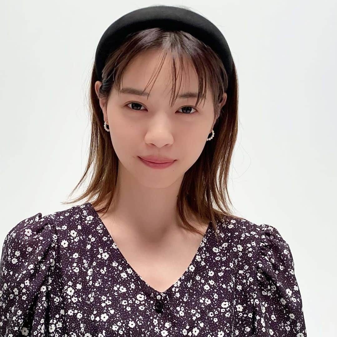 のインスタグラム：「ネクストヒット企画から七瀬のカチューシャカットをお届け☺️カチューシャは太さやカラーバリエも増えてもっともっと流行る予感💞 ほかにも気になる春ファッショントレンドを掲載中に😉 お見逃しなく✨  #西野七瀬 #なぁちゃん #カチューシャ似合いすぎ🥺 #nonno #nonno_magazine」