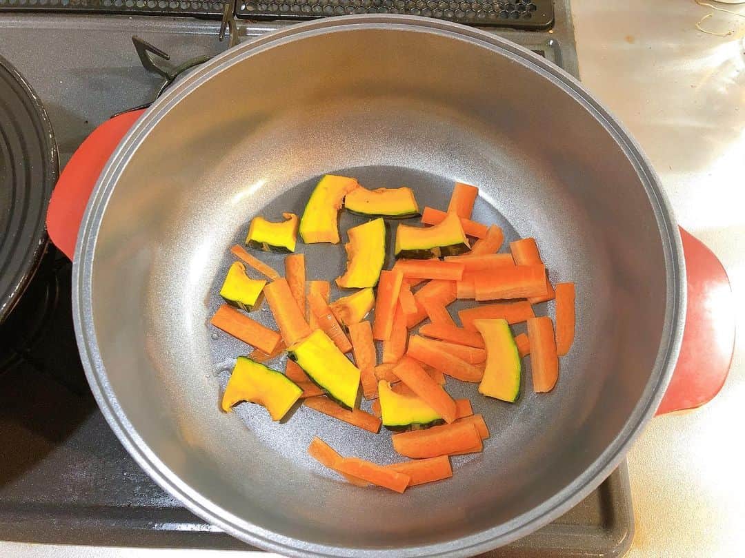 のインスタグラム：「何が出来るかなーーー🤣🤣🤣  今夜の晩ご飯は、ふるさと納税の返礼品、志布志の黒豚の切り落としと、カボチャニンジン、キャベツにもやし、エノキと豆腐の蒸し料理だすーー🤣🤣🤣  まず、お鍋に油敷いて、カボチャとニンジンいれて、料理酒ふりかけたら蓋して火にかけて、その後しんなりしたら、キャベツと豚肉、その上にもやし。で、また蓋して火にかけて。半分くらい火が通ったら、豆腐とエノキを入れて。 蓋落として、五分蒸したら、完成😊  自家製のポン酢に胡麻ダレで、うみゃかっただすーー🤣🤣🤣  #志布志黒豚　#黒豚蒸し料理 #自家製ポン酢　#柚子胡椒 #晩ご飯　#福岡グルメ」