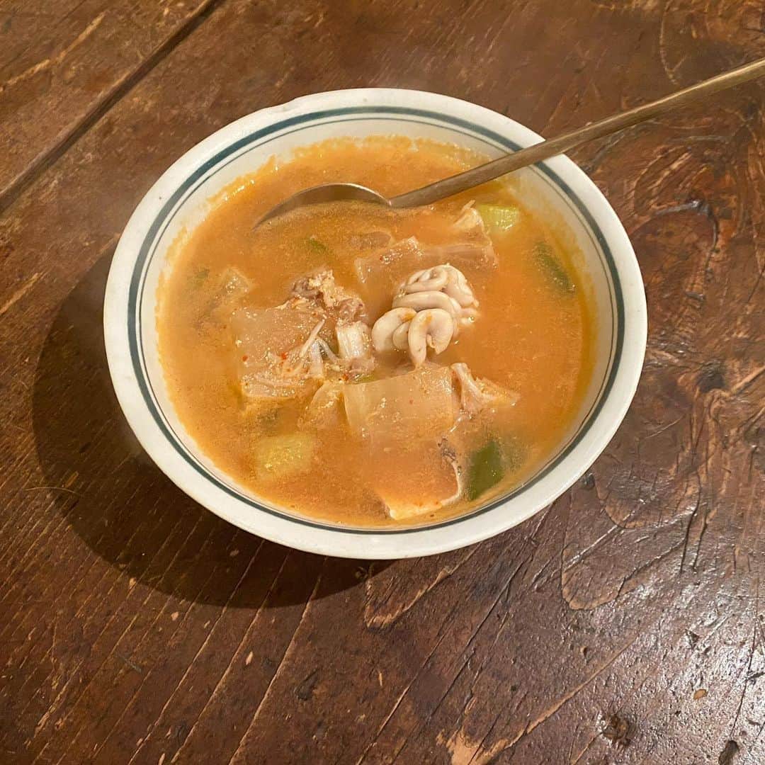 青山有紀さんのインスタグラム写真 - (青山有紀Instagram)「ママの鱈のスープが鱈料理で一番好きだと話してたら早速作ってくれた。 鱈子入り生鱈を1匹買い、白子も入れて大根とネギを入れたシンプルなスープ。ほんのり辛く、旨みがすごい。」1月21日 15時58分 - yukiaoya
