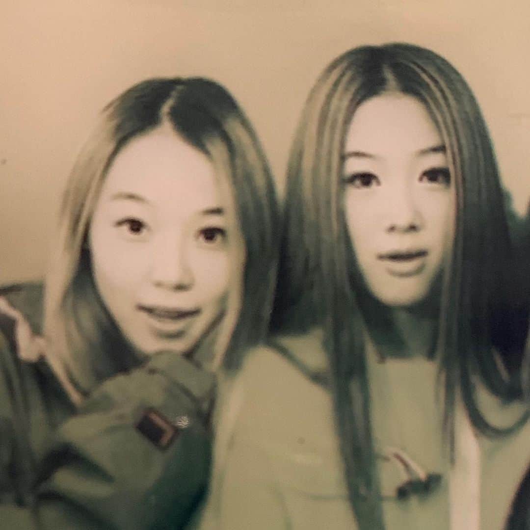soy kimのインスタグラム：「세상에, 20년전 처음 널 만난 날 찍은 사진이 발굴 되었어.  우리 잘 살아왔다. 앞으로도 쭈욱 건강하게 잘 살자 😊❤️ #majorthrowback #hbd」