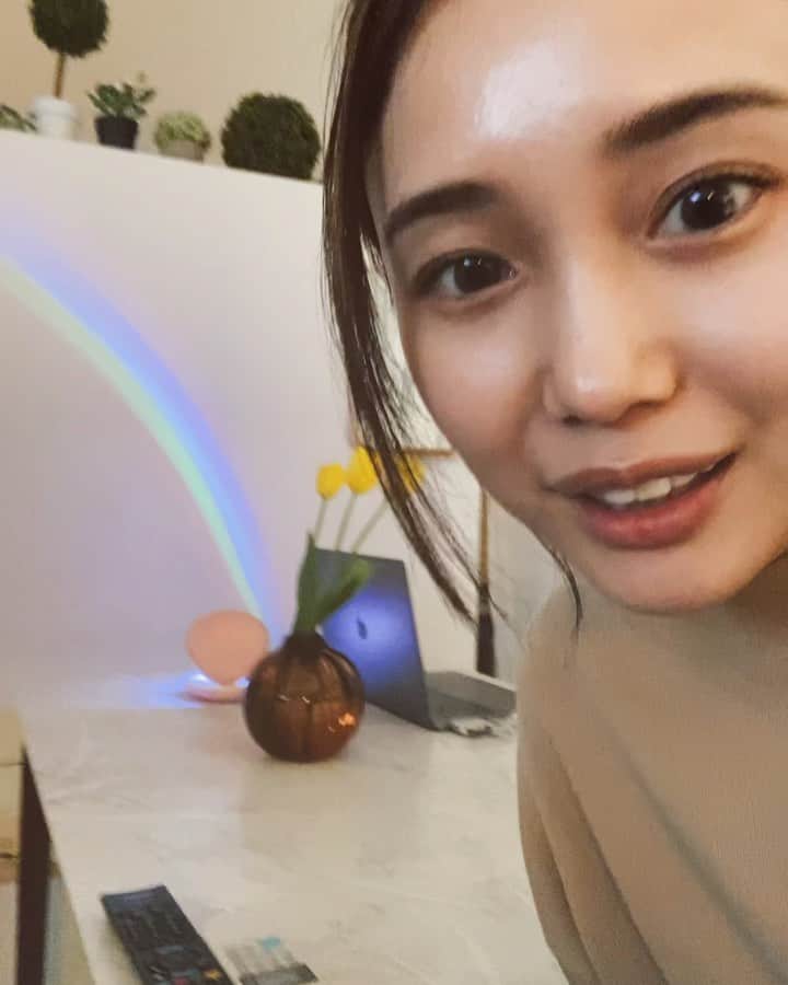 森ニーナのインスタグラム：「家の中に虹がにょきっと生えました。🌈❤️  2,000円しなかったのであまり期待してなかったけどめちゃめちゃ綺麗🥺✨  テレワーク中のちょっとした癒しになりそうです😆  楽天で買いました！  、、、最初の「うぉっほい」はほんとはおー！と凄いが混ざっちゃいました。笑  #虹プロジェクター #レインボープロジェクター #楽天」