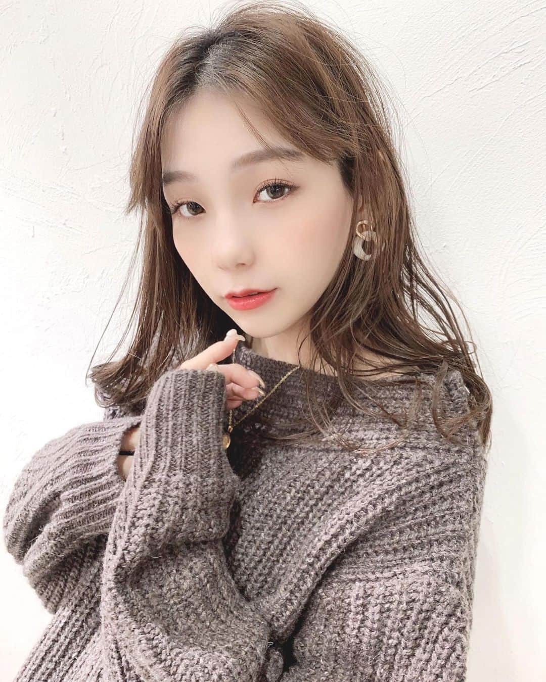 のインスタグラム：「ㅤ ㅤ  ▷▷ Chlan ✂︎ 街さん ㅤ ㅤ ㅤ 昨日は久しぶりのサロン撮影✨✨ ㅤ ㅤ かわいくしてもらったよ〜( ⸝⸝⸝¯ ¯⸝⸝⸝ )♡♡ ㅤ ㅤ ㅤ ㅤ マツエクの調子もいい感じ✨ ㅤ 前回よりボリュームアップして長さは少しだけ短くした！ ㅤ ㅤ めっちゃええ感じ✨✨✨ ㅤ  ㅤ ㅤ ㅤ 目元アップでわかりやすかったから アイラインもおニューだし少し紹介✨✨ ㅤ イベリスピメル　クリームシャドウライナー ってやつ◡̈︎* ㅤ ㅤ ㅤ カラーは ディープブラウン、ナチュラルブラウン、レッドブラウンの3色！ ㅤ ㅤ なめらかで描きやすかった！ ㅤ 動画で伝えたくて旦那にとってもらったんやけど 眠かったみたいでグラグラしててごめん（笑） ㅤ ㅤ この時使ってたのはナチュラルブラウンだよ◡̈︎* ㅤ ㅤ ㅤ ㅤ ㅤ ㅤ ㅤ ㅤ ㅤ  #マツエク #まつげエクステ #イベリスピメル #pdc #クリームシャドウライナー #アイライナー #emoコスメ部 #あざとかわいい #IBERISPMEL #抜け感 #目力 #イベリス #アイメイク #eyemake #ペンシルアイライナー #emomiu #サロンモデル #サロモ #関西サロモ #作品撮り #撮影 #スタジオ撮影 #サロン撮影 #スタイル撮影 #写真部 #フォトジェニック #ポートレート #撮影依頼募集中 #撮影依頼募集」