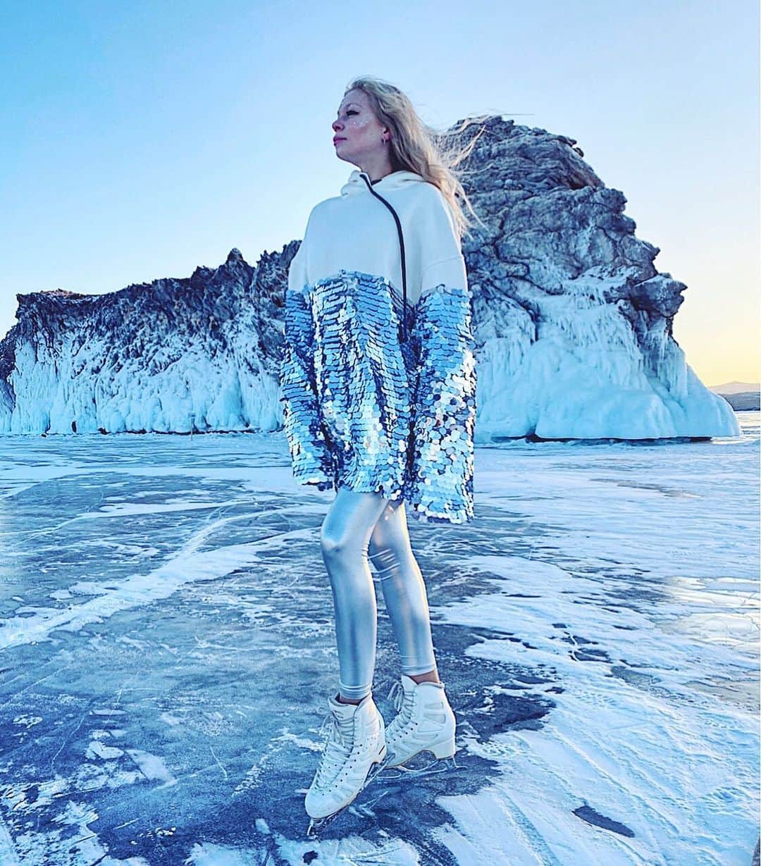 アナスタシヤ・ガルスチャンのインスタグラム：「«красота при низких температурах – настоящая красота»  Угадайте , а сегодня , кто я ? 😁❄️✨ #байкал #байкалзимой」