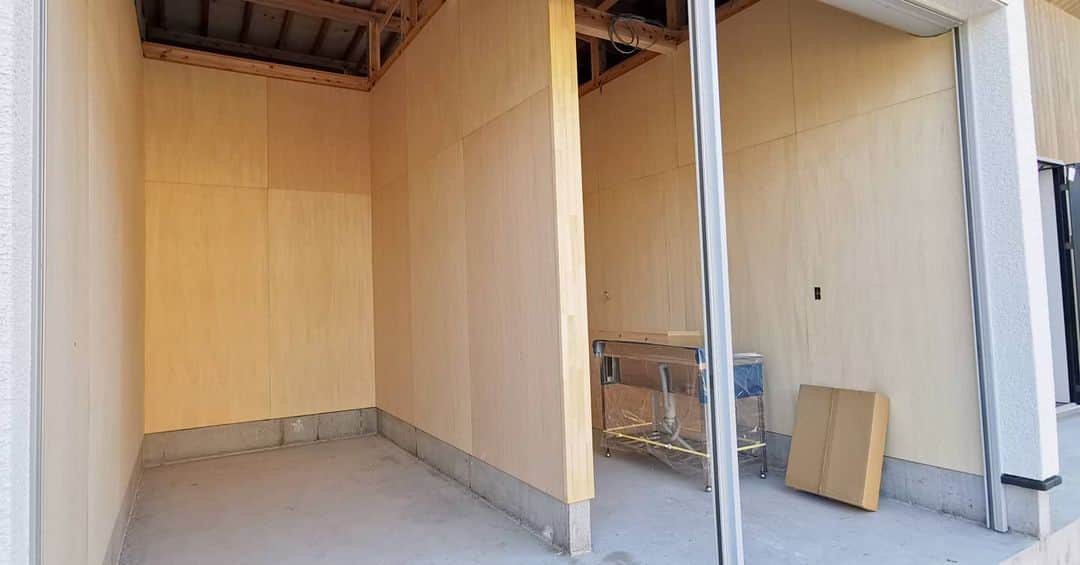 有限会社 稲葉製材住宅さんのインスタグラム写真 - (有限会社 稲葉製材住宅Instagram)「新事務所は着々と完成に近づいております🕵️ 事務所横のシャッターの部屋はというと… 広い倉庫スペースとなっております💆‍♀️ 床がまだ仕上がってませんが 壁はシナベニアという贅沢な仕上げ方✨ キレイだしまぁいいか。笑  #倉庫 #シナベニア #高級感  #家づくり #新事務所 #工務店 #家 #新築 #リフォーム #リノベーション #熊本 #玉名 #山鹿 #稲葉製材住宅 #イナバ  家族の未来、地球の未来を考えた家づくり 施工対応エリア 玉名、山鹿、荒尾、熊本市 県北メイン」1月21日 15時54分 - inaba_home