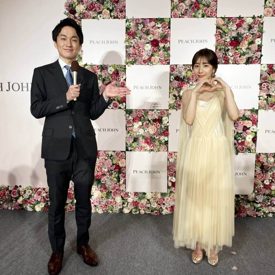 TBS「はやドキ！」のインスタグラム：「「PEACH JOHN 2021年新ブランドミューズ発表会」に登壇した田中みな実さんを直撃🎤﻿ ﻿ 今年は"まるみバスト"がキーワードということで、田中さんは写真集のときよりも柔らかい質感を出せるように、﻿ 全身化粧水などでケアされていたそう！🧐﻿ ﻿ もちろんインタビューについても先輩としてビシバシとご指導いただきました💪😵(3回目)﻿ ﻿ 田中みな実さん、ありがとうございました！﻿ ﻿ ﻿ 渡部﻿ ﻿ ﻿ #田中みな実 さん﻿ #直撃🎤﻿ #渡部峻﻿ #アナウンサー﻿ #はやドキ﻿ #tbs」