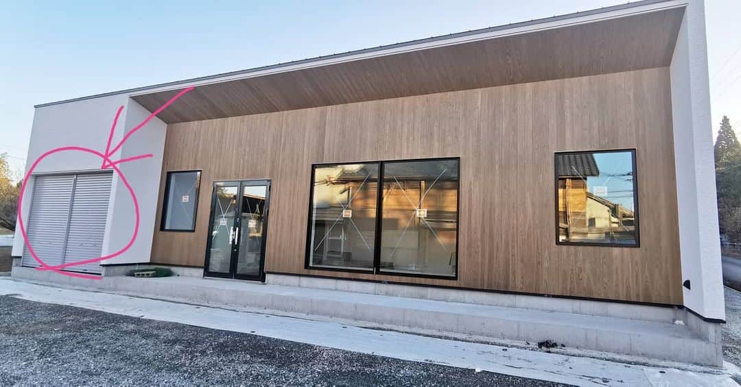 有限会社 稲葉製材住宅のインスタグラム：「新事務所は着々と完成に近づいております🕵️ 事務所横のシャッターの部屋はというと… 広い倉庫スペースとなっております💆‍♀️ 床がまだ仕上がってませんが 壁はシナベニアという贅沢な仕上げ方✨ キレイだしまぁいいか。笑  #倉庫 #シナベニア #高級感  #家づくり #新事務所 #工務店 #家 #新築 #リフォーム #リノベーション #熊本 #玉名 #山鹿 #稲葉製材住宅 #イナバ  家族の未来、地球の未来を考えた家づくり 施工対応エリア 玉名、山鹿、荒尾、熊本市 県北メイン」