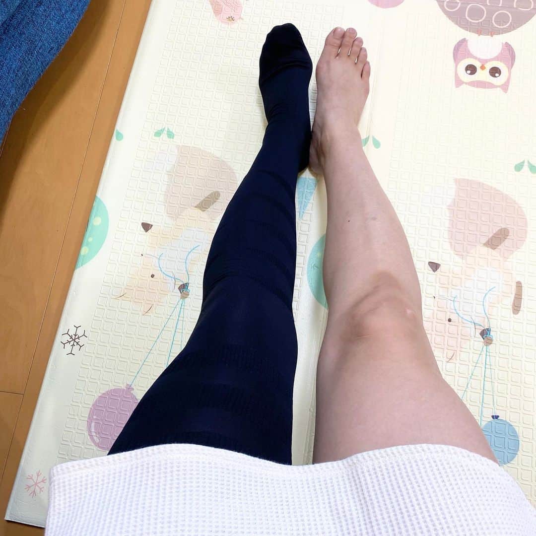野口綾子さんのインスタグラム写真 - (野口綾子Instagram)「BELMISE ベルミススリムタイツ むくみケアにお世話になっています。 とてもキツくて履くのに一苦労しますwが、履いてしまうと苦しくない！むしろ骨盤までも加圧ケアしてくれるだけあって、履くとキュッと気持ちが引き締まる〜✨✨ 特許出願中の6Dスパイラル構造で脚全体のツボを加圧しているそうです。寝る時はもちろん、今の時期はタイツ代わりにして履けるので日中も着用できて良いです☺️🙆‍♀️ @belmise_review #belmise #着圧タイツ #ベルミス #ダイエット記録 #自粛太り #美脚  #脚痩せ #骨盤矯正 #セルフエステ #pr」1月21日 15時56分 - ayako__n