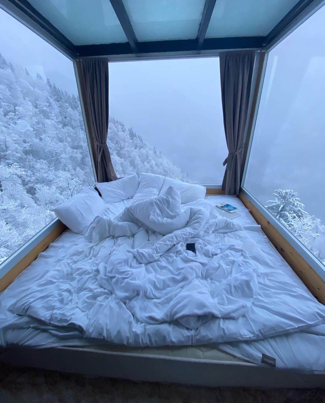 のインスタグラム：「Wow Breathtaking view to wake up, coffee ☕️ any one? @dumbadzemarika in Georgia 🇬🇪」