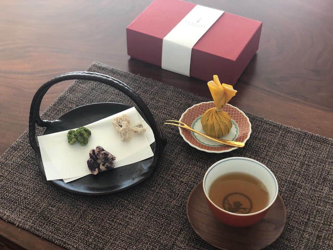月央和沙さんのインスタグラム写真 - (月央和沙Instagram)「とっても優雅な お茶の時間🍵✨ . みーちゃん、すみかちゃんが プロデュースしたこだわりのお菓子を送ってくれました🙏🏻✨  .  心が和みました🍀  そしてとっても美味しいです。 ちょっとしたお土産や、 お返しなどにおすすめです👆🏻✨ . #くるみ菓子 #志乃のめ  #おすすめ @misato_harukaze  @osumi_sumi  @sumireno_online_store」1月21日 16時08分 - kazusa_tsukio