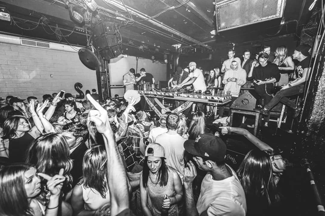 Block.fmのインスタグラム：「今、“レイヴ”が重要なキーワードである理由とは？DJ DARUMAとKosuke Takadaが語る現在進行系のレイヴ⁠ ⁠ EDGE HOUSE RADIO「レイヴ特集」で、DJ DARUMAとKosuke Takadaが現在進行形のレイヴを過去の体験を交えてトーク。⁠ ⁠ 続きはlink in bio」