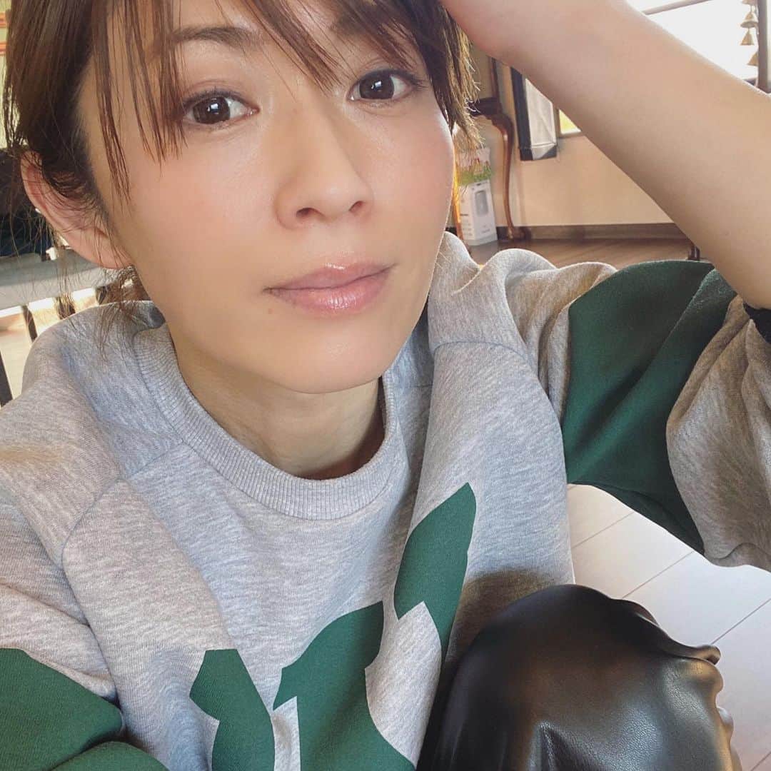 畑野ひろ子のインスタグラム：「今日は、　@zara のトレーナー&レザー風ジョガーパンツで楽ちん☺️」