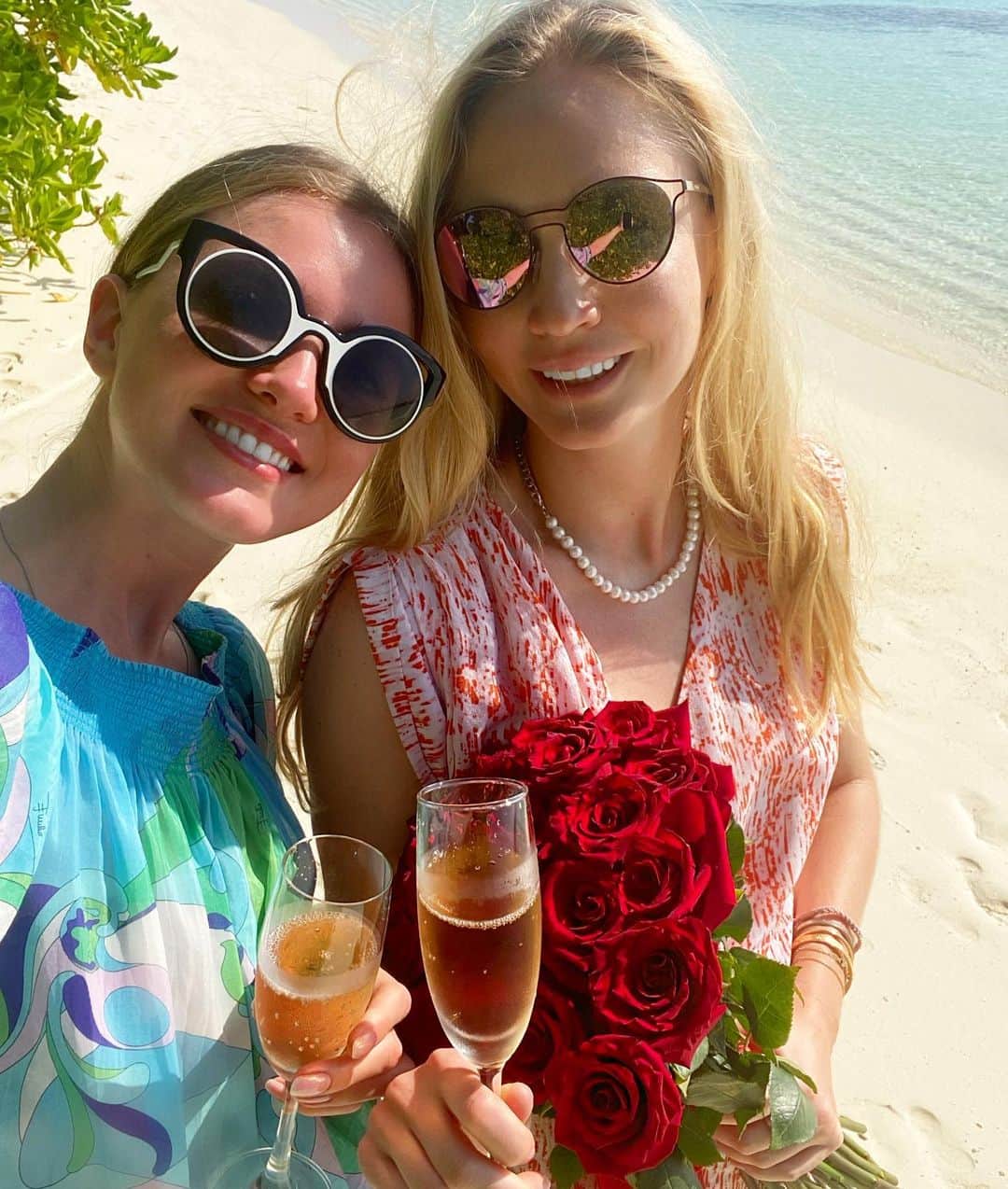 ヴラダ・ロスリャコヴァのインスタグラム：「I’m so happy to see you smiling my dear friend! 🙃😀 🌹Happy Birthday @annabars1 🌹  👭 It’s been 16 years of friendship and I wish we keep going like this and your dreams keep coming true! 🧚‍♀️」