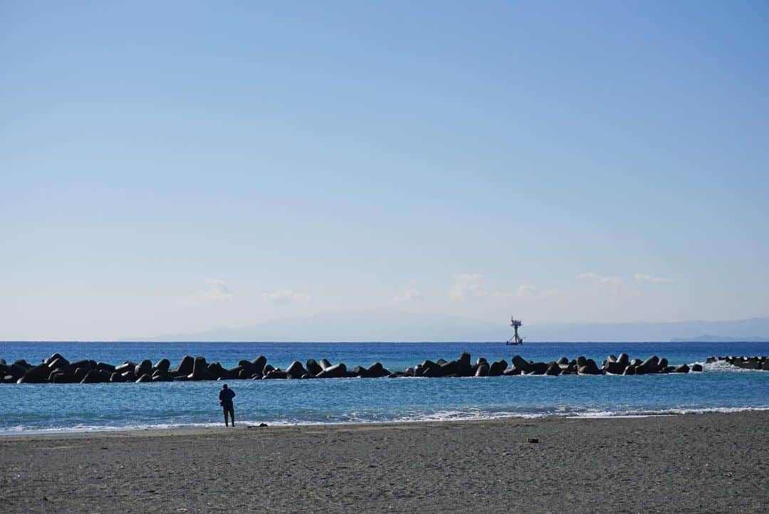 平塚市さんのインスタグラム写真 - (平塚市Instagram)「* 天気がいい日は海の色が深い！ *** #手をつなぎたくなる街 #hiratsukagood #hiratsuka#平塚 #kanagawaphotoclub #海#sea#meer #砂浜#波打ち際 #ビーチ#ビーチパーク #海辺#浜辺#海岸 #湘南ベルマーレひらつかビーチパーク #平塚沖総合実験タワー #週末の過ごし方 #日々#暮らし #instagramjapan#igersjp」1月21日 16時03分 - hiratsukagood