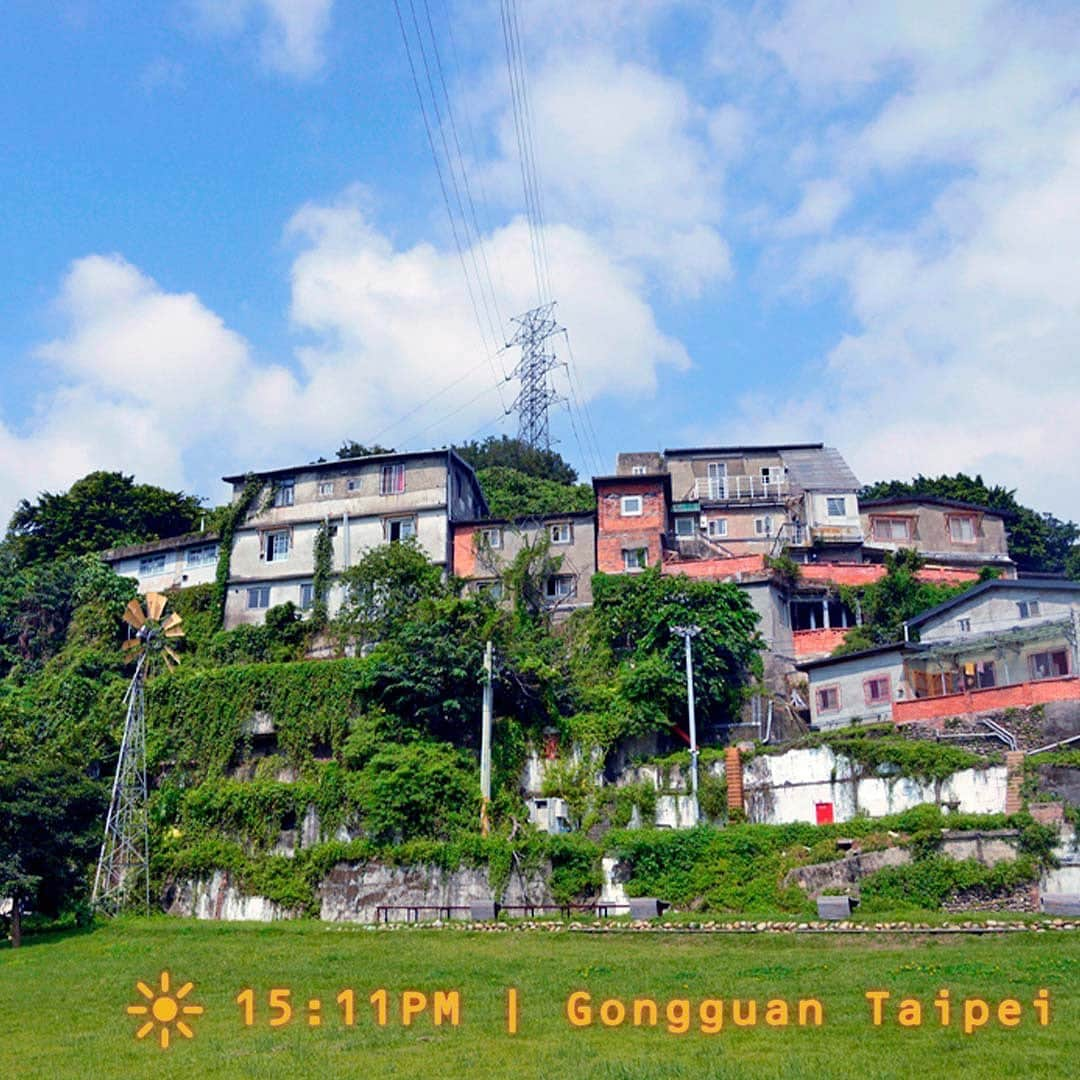 HereNowさんのインスタグラム写真 - (HereNowInstagram)「A village where artists gather and a refreshing change from the bustling streets  📍：Treasure Hill Artist Village（Taipei） @taipeiartistvillage   "This art village in the suburbs of Taipei is almost like a country forgotten by this world. The owner of tadpole-point also happens to be the designer of the anti-nuclear flags often seen in cafés throughout Taiwan." Editor Jenny Lee @cyonyxlee   #herenowcity #herenowtaipei #taipei #台湾 #台北 #台北旅行 #대만 #대만여행 #타이베이 #iseetaiwan #exploretaiwan #vscotaiwan #taiwangram #台灣 #早午餐 #brunch #美食 #tastyfood #小吃 #食記 #古早味 #traditional food #吃貨人生 #wonderfulplaces #beautifuldestinations #travelholic #travelawesome #traveladdict」1月21日 16時05分 - herenowcity