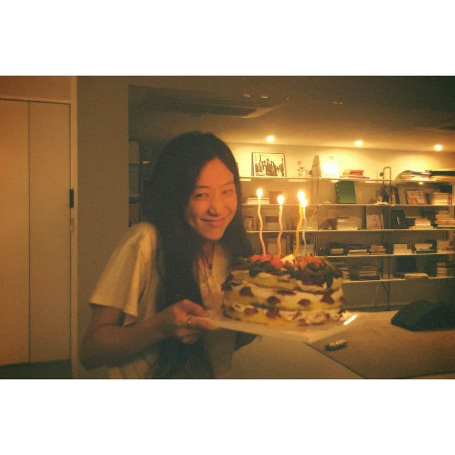 チョン・リョウォンのインスタグラム：「. 조용히 보내려고 했던 생일밤  케익들고 어택(?!)한 친구땜에  외롭지 않게 잘 보내게 되었어요 어제 그리고 오늘 생일축하해주신 많은분들- 함께하지 못했지만 따듯한 마음 전해주셔서 정말 감동 받았어요🤭🤭🤭 앞으로 저는 더 열심히 살아야겠군요. 잘해봅시다 2021년도. 감사한마음으로.」