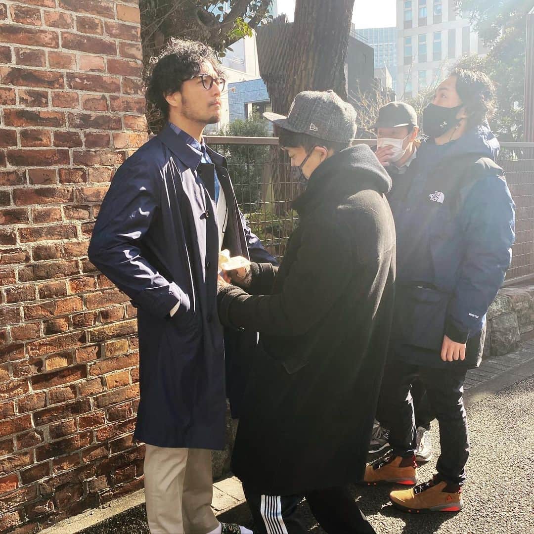 ZOEのインスタグラム：「たまには撮影風景を。  2月から色んなところで公開されますので、またお知らせしますね✨  おったのしみにー😊 #brooksbrothers  #ブルックスブラザーズ  #ボタンダウン #ボタンダウンシャツ」