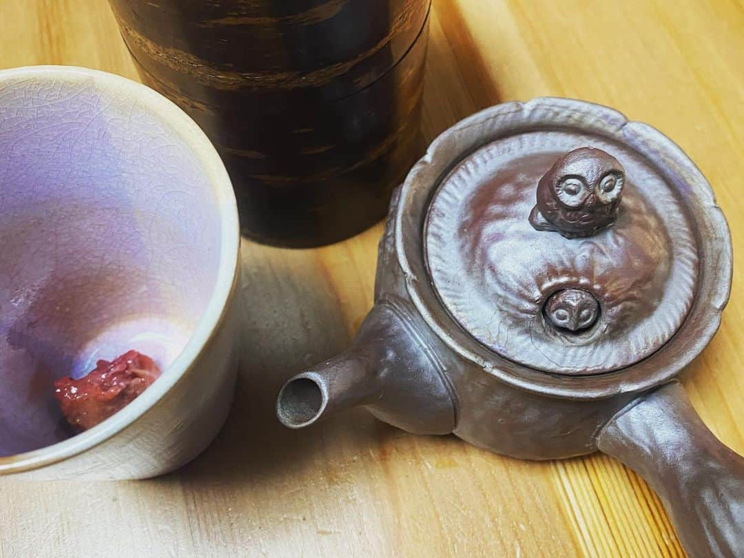 奥田恵梨華さんのインスタグラム写真 - (奥田恵梨華Instagram)「外から帰ってきて梅醤番茶飲む大寒  #梅醤番茶 #三年番茶 #大寒 #ふくろう #飛び出し急須 #萬古焼」1月21日 16時09分 - erikaokuda_official