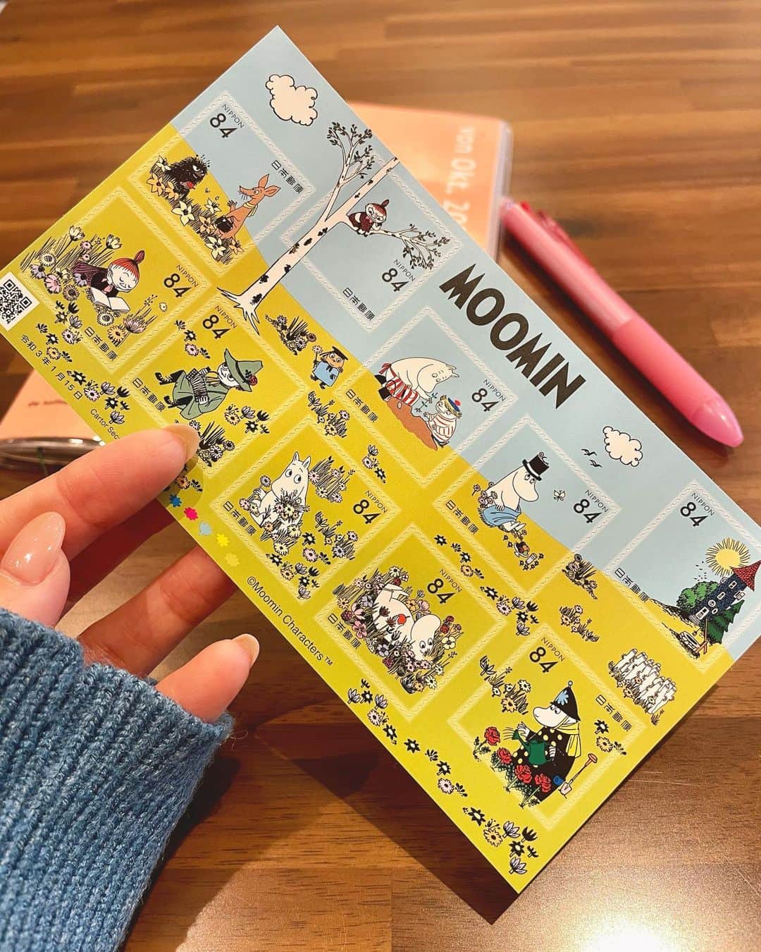 のインスタグラム：「郵便局に切手買いに行ったら売ってた。 同じ金額ならムーミン選ぶよね。 どれから使うか悩むなぁ🥰  ニョロニョロ派としては ニョロニョロも切手にして欲しかったなぁ😋  ムーミン切手は3年ぶりらしいよ。 1月15日発売。  #切手 #日本郵便 #郵便 #郵便局 #郵便切手 #ムーミン #MOOMIN #記念キッツ #グリーティング切手」