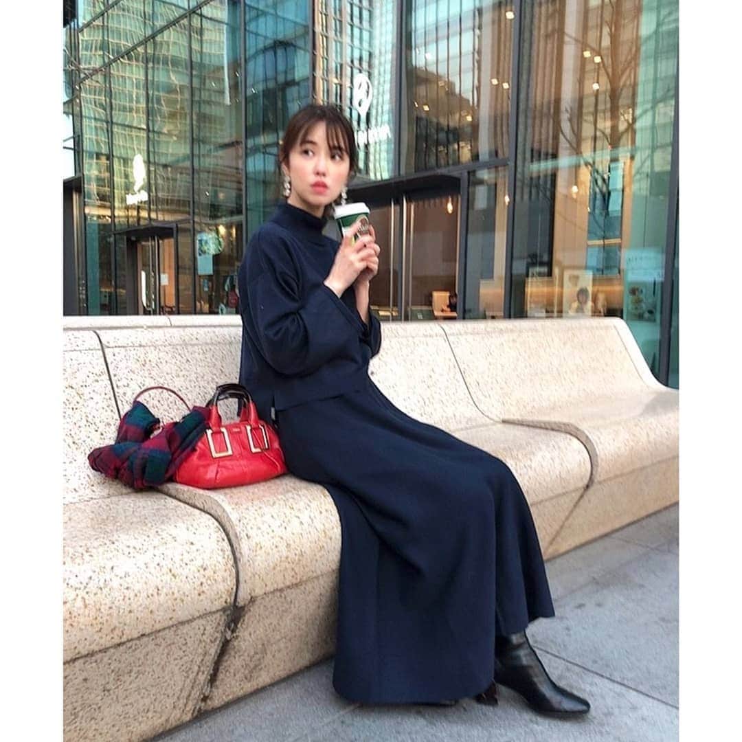 垰智子さんのインスタグラム写真 - (垰智子Instagram)「久しぶりにお仕事で外出だったので、 @cohina.official のセットアップで👕 . トップスが短めな上、ウエストも Sサイズの私にもピッタリだから スタイルアップ出来たよ♪ . 背が低いとだいたいウエストが下がってスカート丈引きずったりしがちなんだけど、COHINAは、155cm以外の子に向けたお洋服だから本当に絶妙✨ . 生地もしっかりしてるところも🙆 . . #cohina #cohinaコーデ #coordinate #155cmコーデ #コーディネート #おちびコーデ #sサイズコーデ #fashion #fashionable #155cm以下」1月21日 16時15分 - taotao_tomo