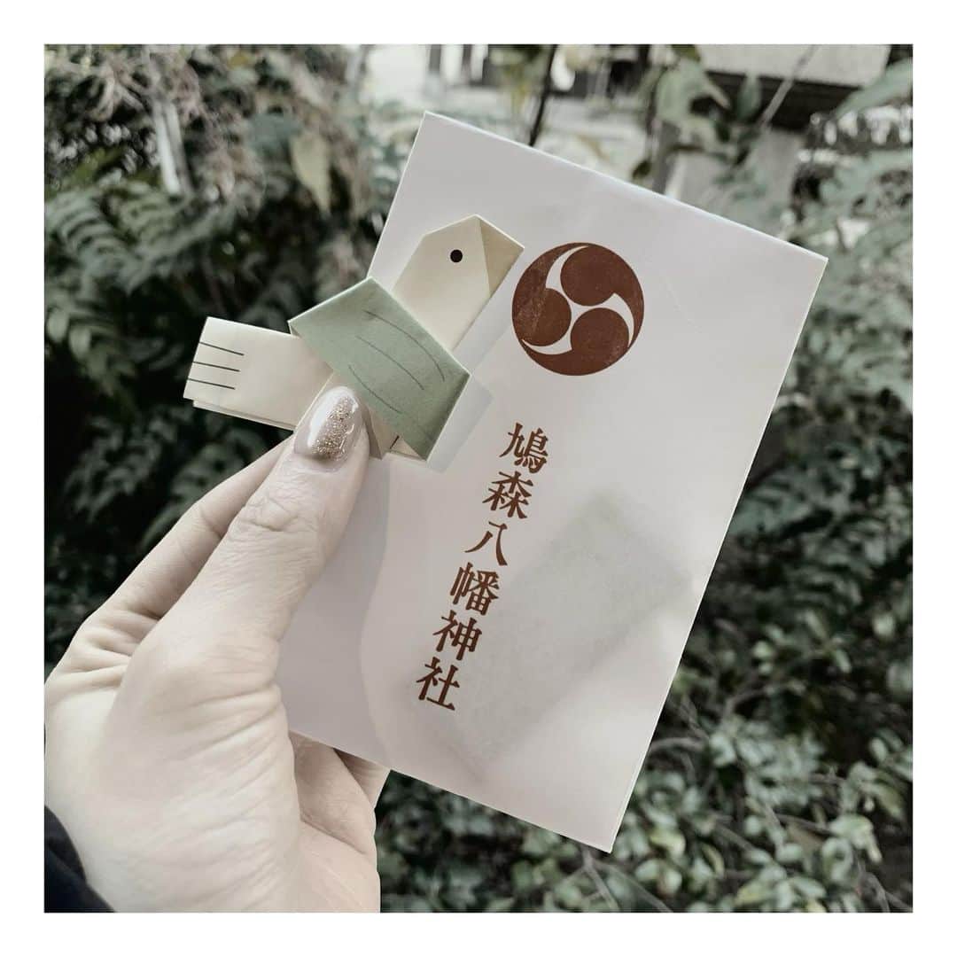 黒木晴香のインスタグラム：「今年も鳩森神社へ🕊 お詣りはしないとと思い行ってきました 鳩のおみくじと 飛躍守を...💓 ————————————————————————— #鳩森八幡神社 #初詣 #鳩みくじ #中吉 #飛躍守 #ぴょん守り #飛躍の年に #2021」