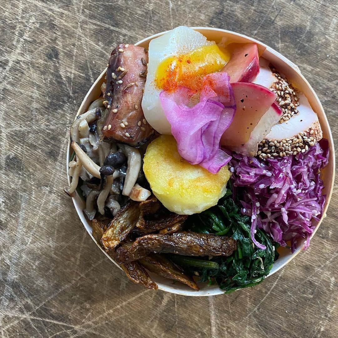 MOMOEのインスタグラム：「お弁当  旬の鰤は、クミンを香らせた漬け焼きに 本日もありがとうございました♡  #diary #bento #organic #momoe  #momoegohan」