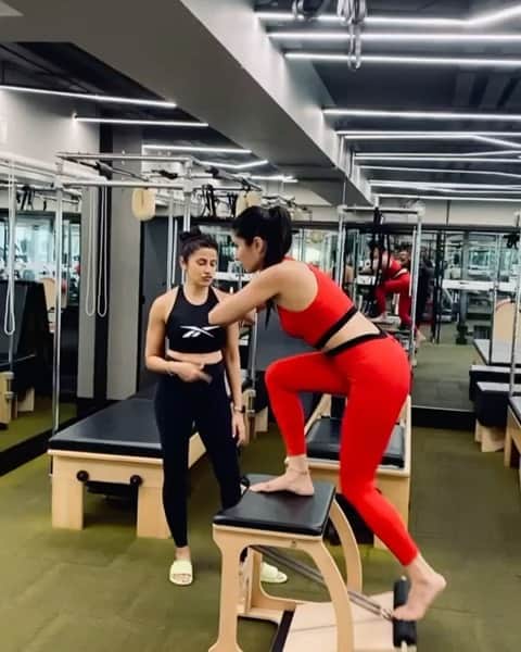 カトリーナ・カイフのインスタグラム：「I usually prefer gym , but ive realized u can get a lot of muscle work through Pilates as well - @yasminkarachiwala has been taking me through focusing on one body part in our Pilates sessions . 👯‍♀️ @reebokindia」