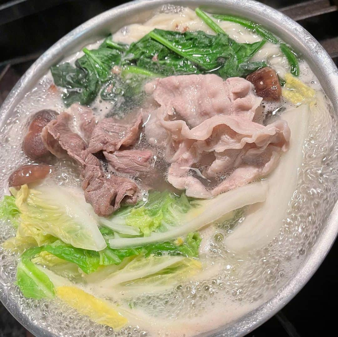 高嶋政宏のインスタグラム：「宮崎の、そばや哲心さんの鍋焼きうどんセット！ うんめ〜‼️ #髙嶋政宏　#そばや哲心　#宮崎の農家さん応援セット　#宮崎食材のオールスター　#宮崎県」